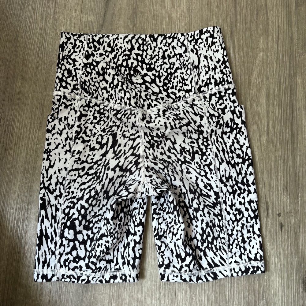 Athleta Salutation Stash Pocket II Printed 7” Snakeskin Biker Shorts Ocelot Spot